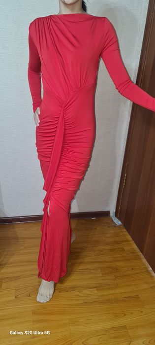 Платье красное с разрезом