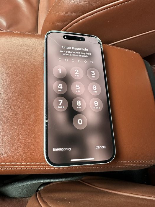 IPhone 15 заключен с iCloud за части ,