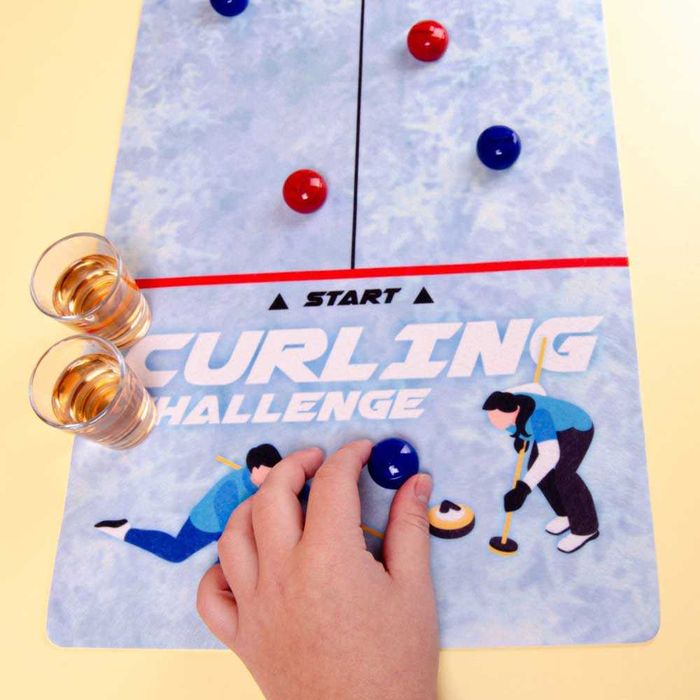 Игра на кърлинг със стъклени шотове