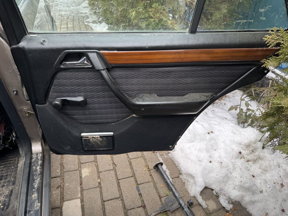 Продам обшивки мерседес 124
