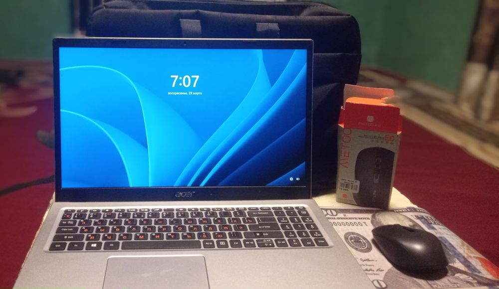 Noutbuk zoʻr ofisni ishlar uchun