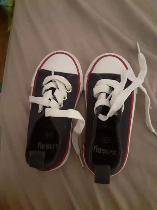 Tenesi de băiat de culoare alb cu albastru