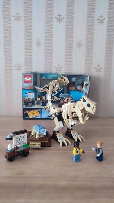 LEGO Jurassic World - Expozitia fosilei dinozaurului T. rex 76940