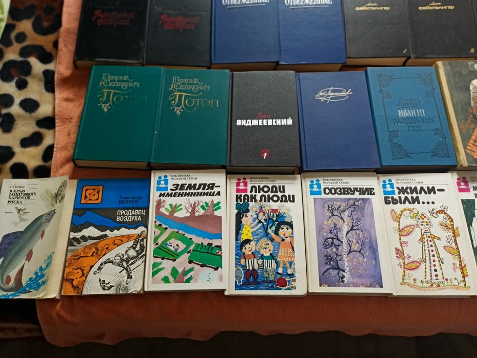 Продам книги. Очень много разных.