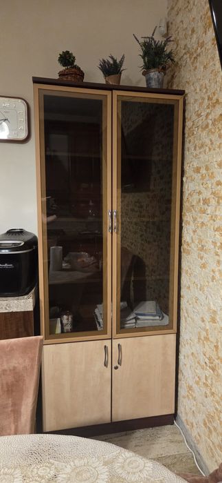 Vitrină / Dulap elegant cu uși din sticlă (Wenge și nuanțe deschise) - Stare foarte bună