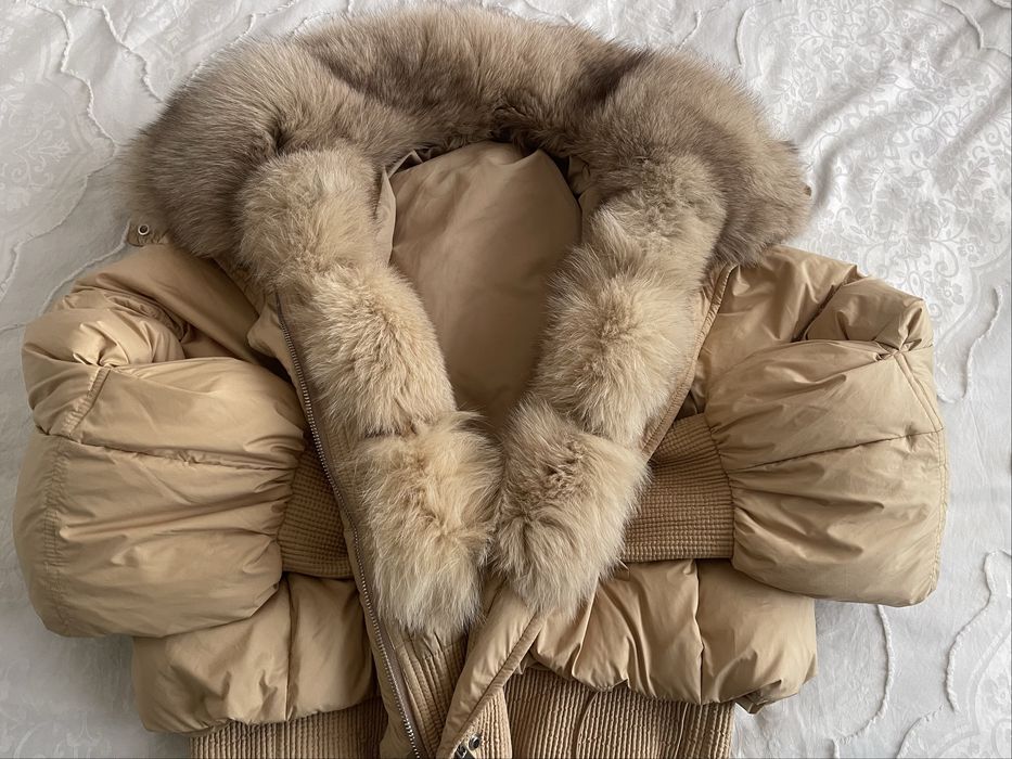 Дамско късо пухено яке с естествен косъм