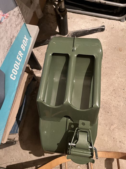 Vand canistra noua de 20l, este umpluta cu motorina!