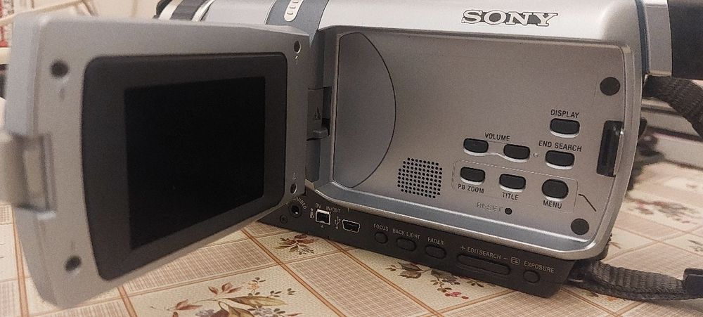 Продавам ръчна видео камера на Сони Дигитал.