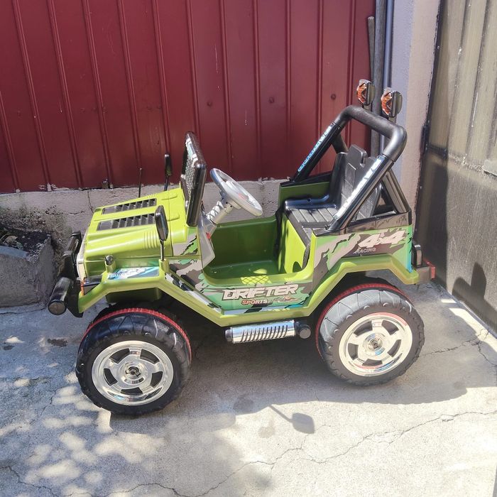Vând mașinuța electrică Jeep