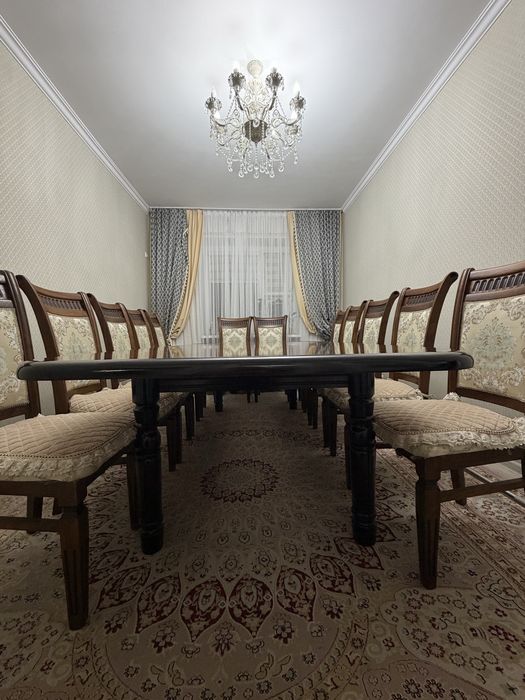 Стол и стулья для гостиной