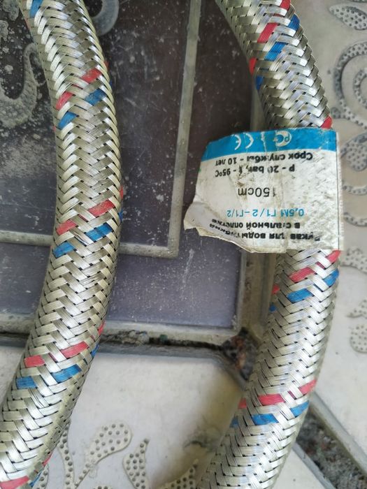 Сантехника: шланги в оплётке, хомуты,  крепление для стеклянной полки