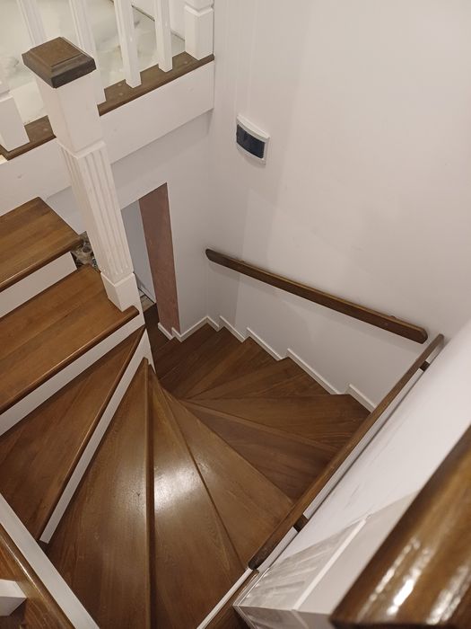 Scări din lemn masiv din stejar,frasin sau fag aburit ,cu montaj și tr