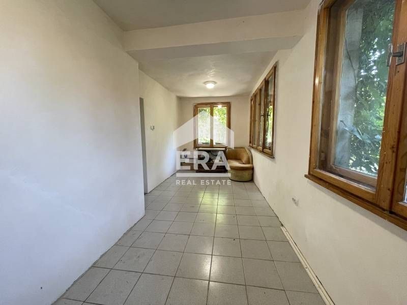 Ексклузивен първи етаж от двуетажна масивна къща за продажба, с двор,