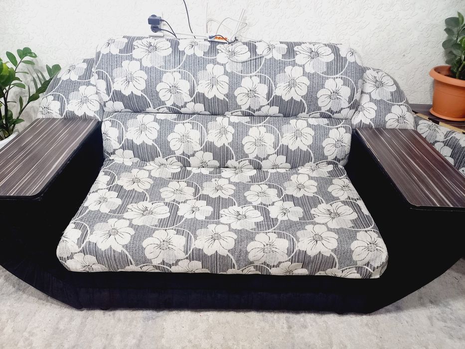 Продам диван б/у со столиком