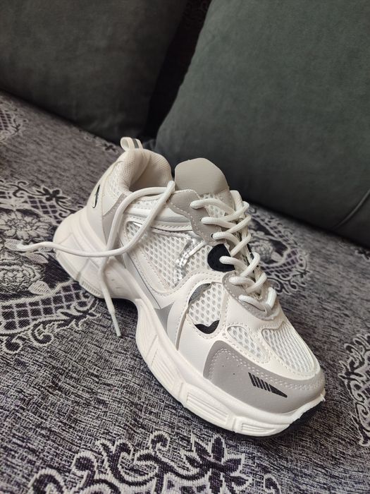 Продам кроссовки новые