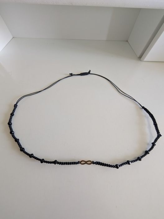 Bratari cu bilute de argint, aur și inel cu șnur.