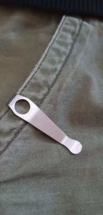 Титаниев дълбок клипс за нож Spyderco – лек, здрав и елегантен!