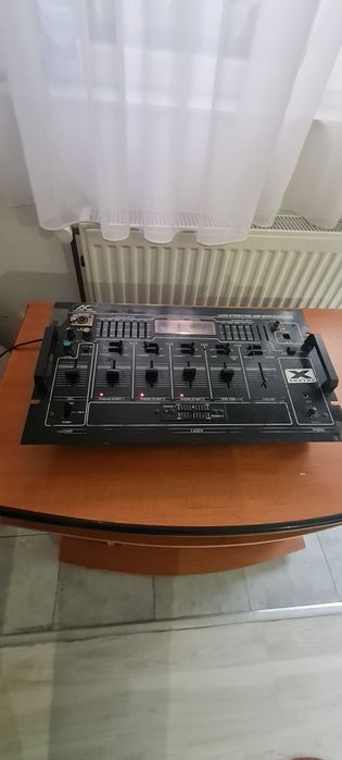 Mixer  DJ  audio