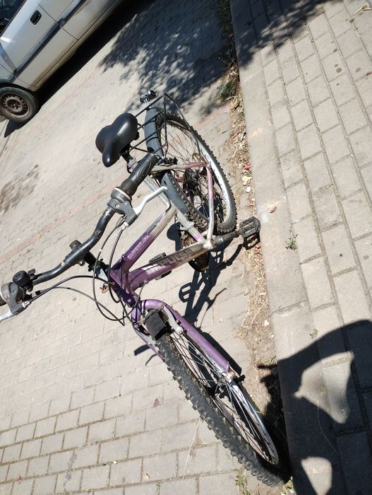 Se vinde bicicleta de dama cu cadru de aluminiu .
