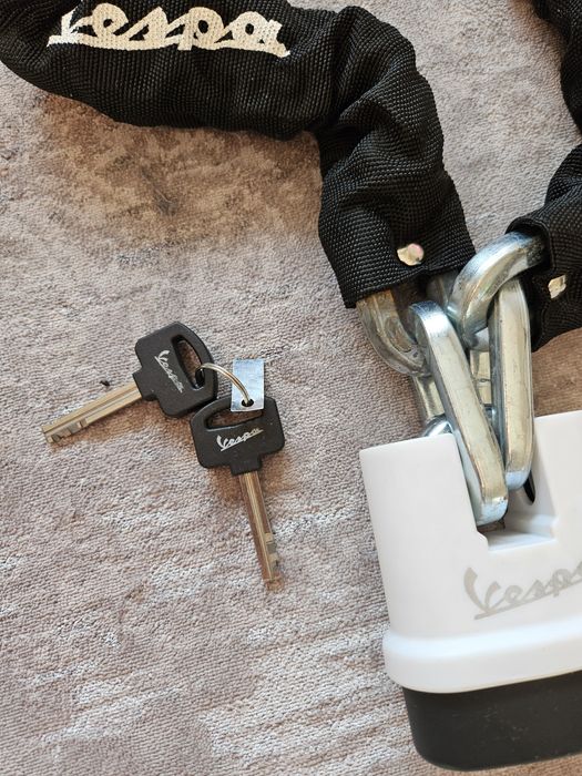 -50% намаление! Vespa , Веспа / Каска, ръкавици ,ръкохнатки , и заключ