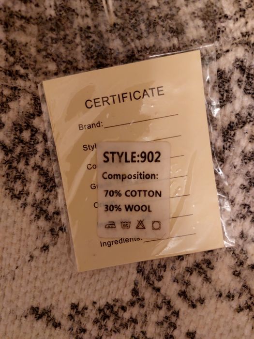 Продам женский свитер.