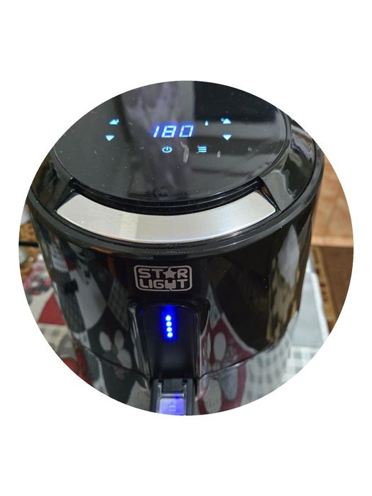 Vând friteuza cu aer cald Starline  capacitate mare de 2,6 litri