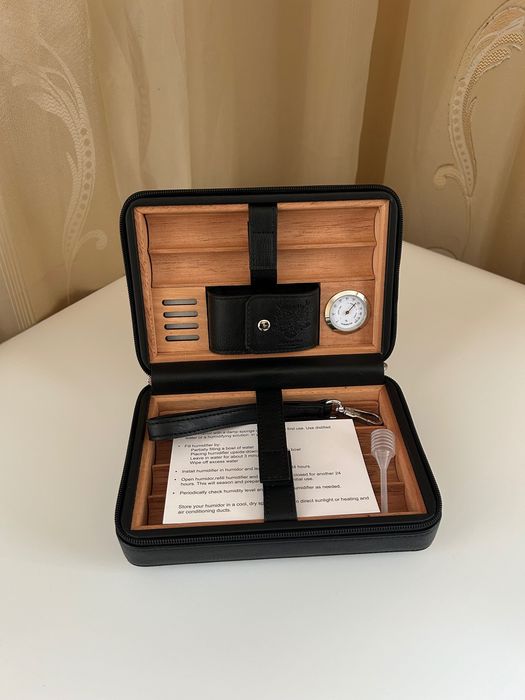 Преносим хумидор за 6 пури – естествена кожа, кедър, хигрометър