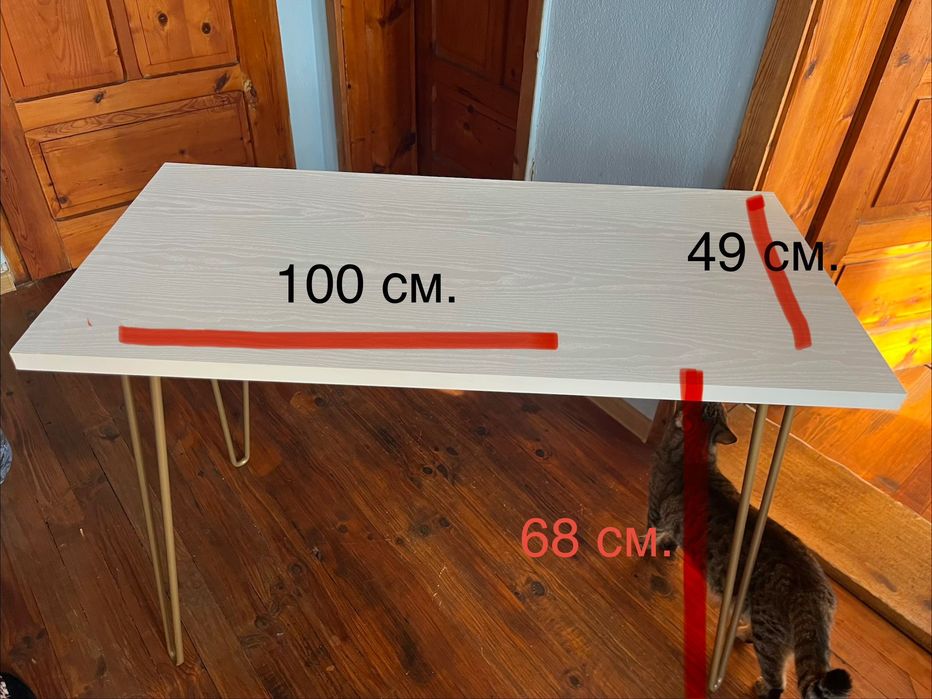 Бяло бюро с метални крака