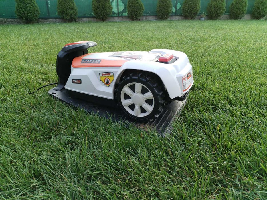 Robot tuns iarba