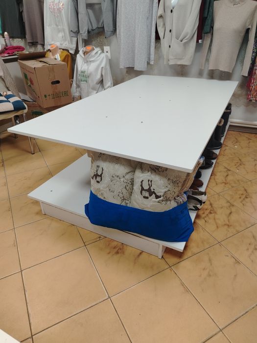 Продается витрина деревянная