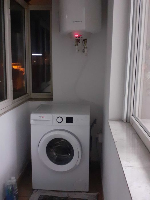 Închiriez apartament  3 camere decomandat in centru lăngă Primărie  .