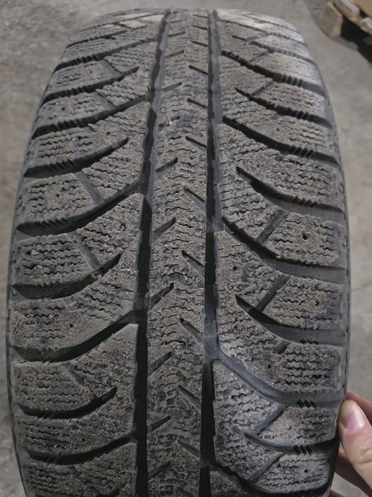 Резина зимняя Bridgestone  235/55-19