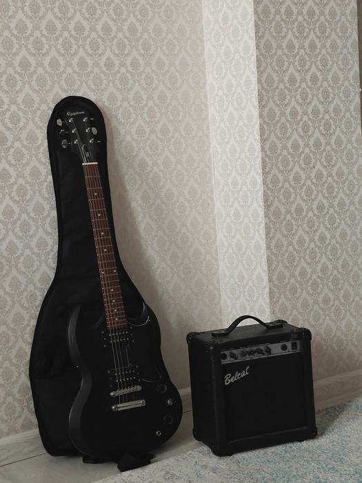 Электрогитара Epiphone SG Special VE Ebony вместе с комбоусилителем