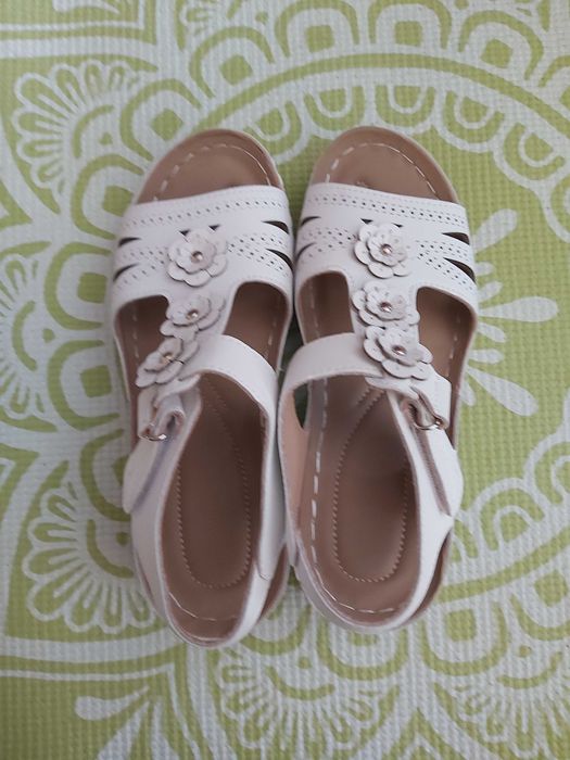 Бели сандали - много леки