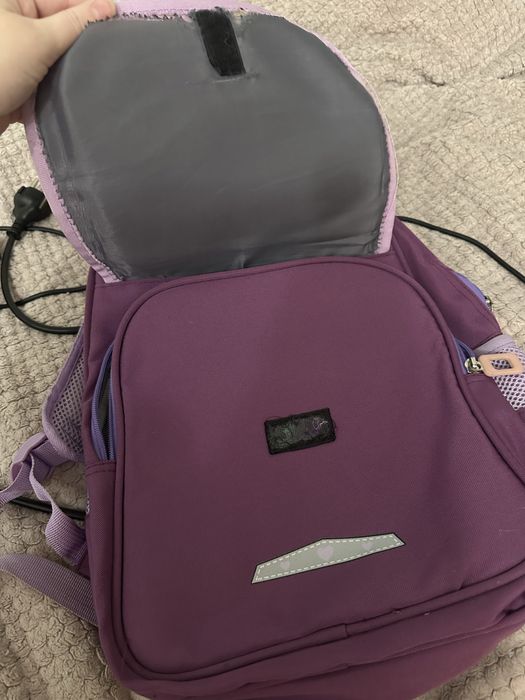 Отдам рюкзак для девочки 1-3 класс.