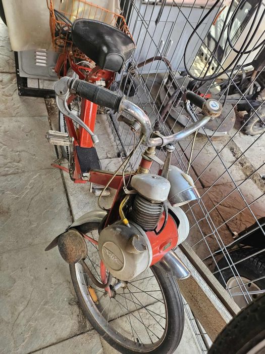 Bicicleta cu pedale pe benzina