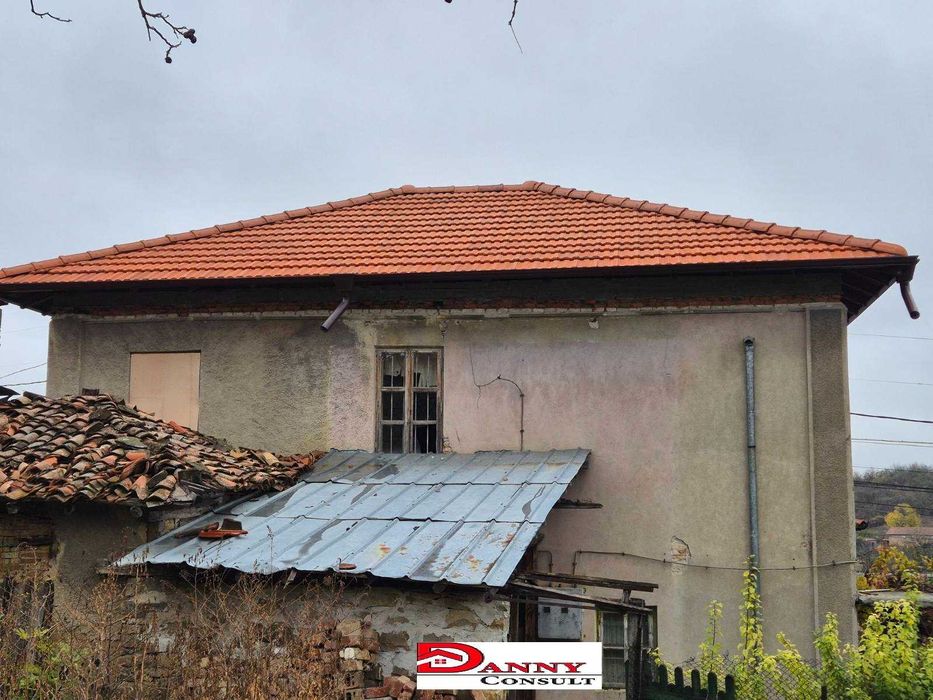 Двуетажна къща с двор и кладенец в с. Драгижево