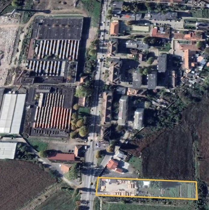 teren parțial împrejmuit și betonat