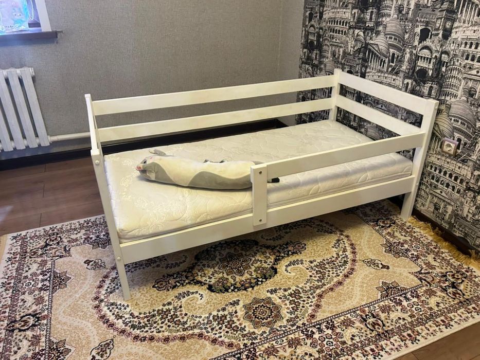 Продам детскую кровать, стол, манешку и кресло-качалку