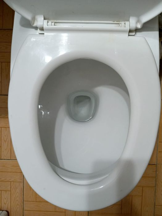 Унитаз с крышкой и бачком