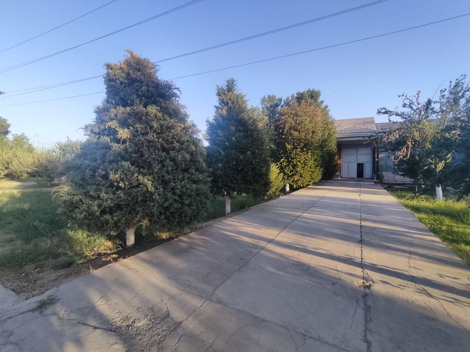 Uy sotiladi narxi kelishiladi