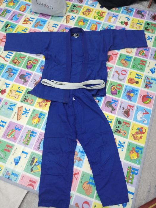 Продам кимоно 2 штуки