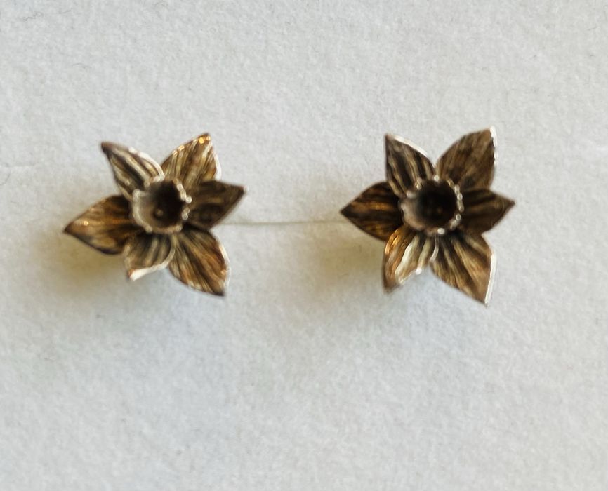 Cercei din argint in forma de floare-narcisa