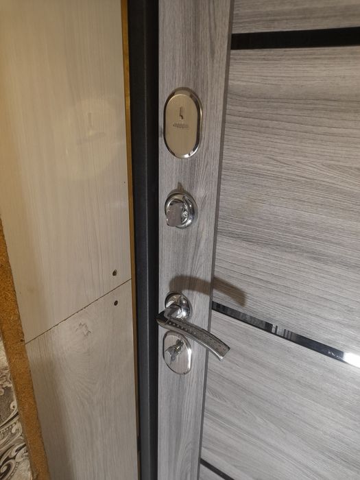 Продам дверь входную