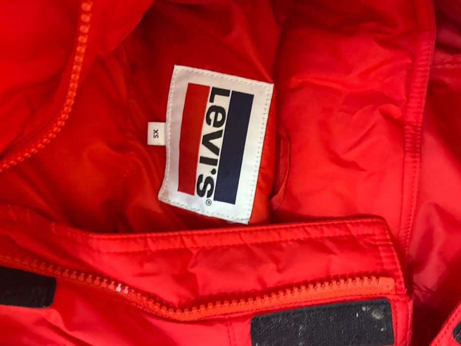 Красня куртка levis