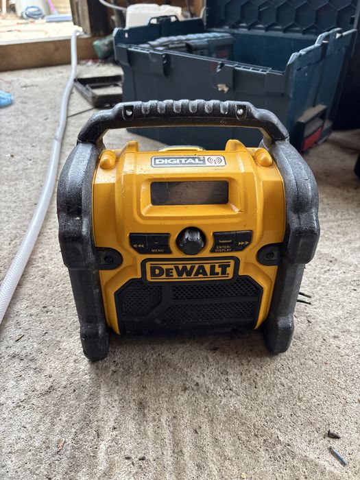 Corp radio dewalt DCR020