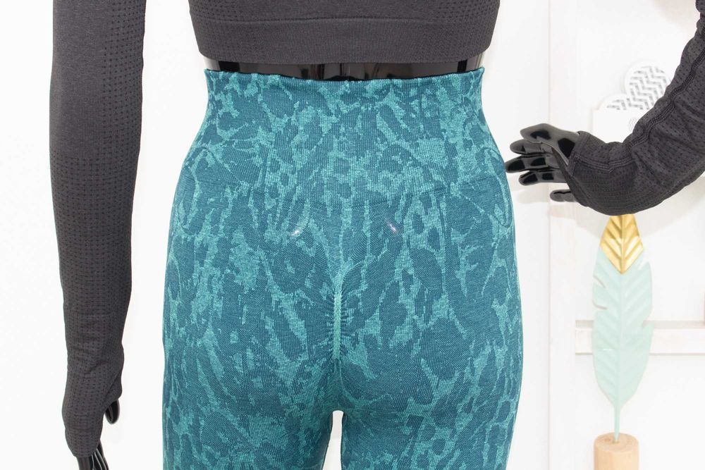 Gymshark дамски комплект кроп топ тъмно сив + клин за фитнес XS