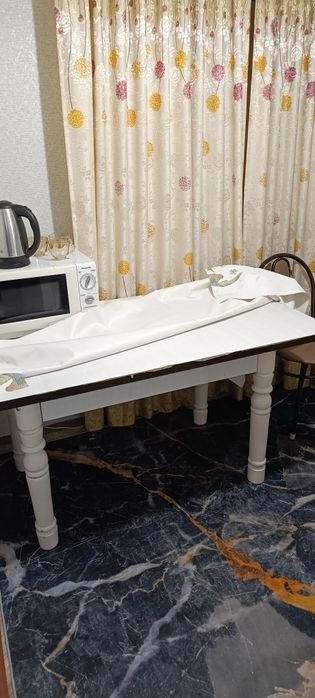 Стол обеденный крепкий