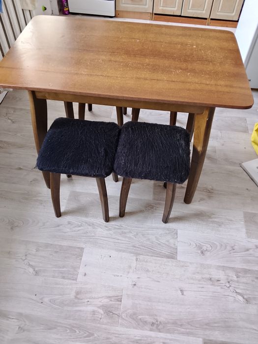 Продам стол  с табуретками.