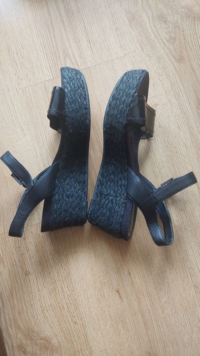 Черни сандали Clarks, номер 39, много запазени.